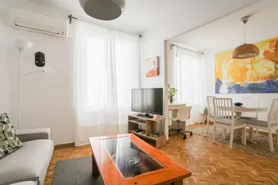 Una televisión o centro de entretenimiento en Bright cozy 2BD - OPERA area
