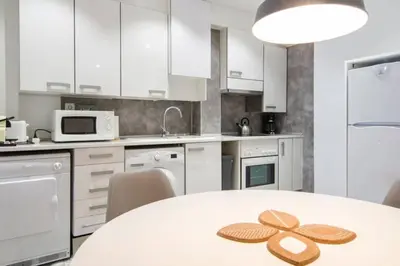 Una cocina o zona de cocina en Bright and wide- 2Bd 1Bth- Center