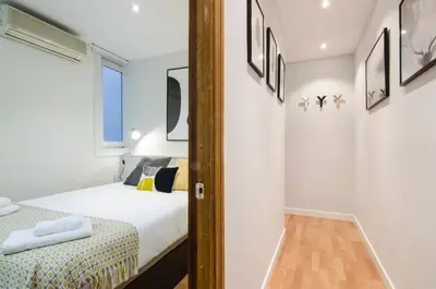 Cama o camas de una habitación en Bright and wide- 2Bd 1Bth- Center