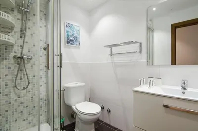 Un baño de Bright and wide- 2Bd 1Bth- Center