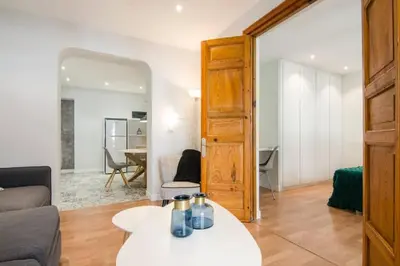 Zona de estar de Bright and wide- 2Bd 1Bth- Center