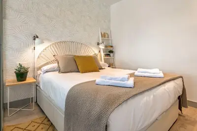 Cama o camas de una habitación en Stylish WStunning views Colon-Madrid city centre