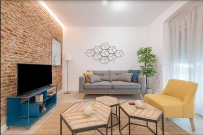 Una televisión o centro de entretenimiento en Bright and Refurbished-2BED 1BATH-Ventas