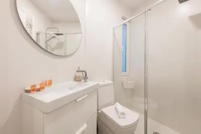 Un baño de Bright and Refurbished-2BED 1BATH-Ventas