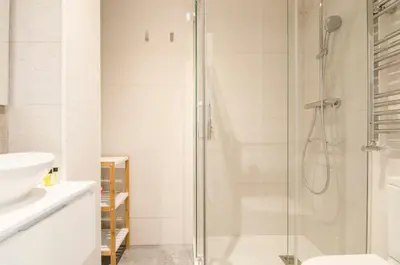 Un baño de Bright Stylish 2BD 2BTH - CITY CENTRE