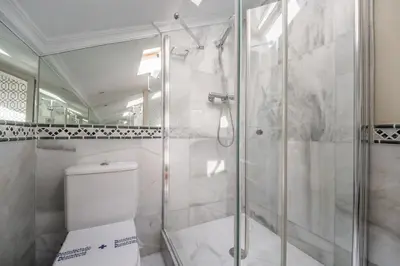 Un baño de Stylish Duplex with parking - 2BD 2BTH - Almagro