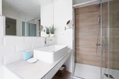 Un baño de Sophisticated Refurbished - 2BD 2BTH-Malasaña