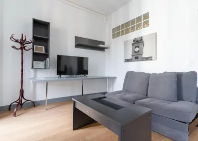 Una televisión o centro de entretenimiento en Central renovated - 2BD - Centro-Sol