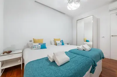 Cama o camas de una habitación en Spacious Refurbished with Parking-3BD 2BT-Retiro