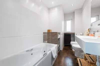Un baño de Spacious Refurbished with Parking-3BD 2BT-Retiro