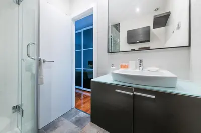 Un baño de Spacious Refurbished with Parking-3BD 2BT-Retiro