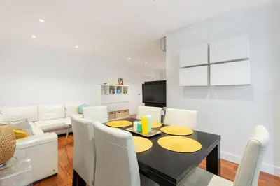 Una televisión o centro de entretenimiento en Spacious Refurbished with Parking-3BD 2BT-Retiro