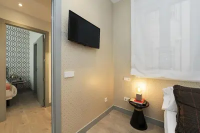 Una televisión o centro de entretenimiento en Refurbished WStylish - 3BD 2BTH - Salamanca