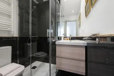 Un baño de Refurbished WStylish - 3BD 2BTH - Salamanca