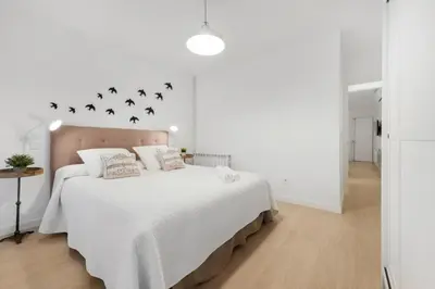 Cama o camas de una habitación en Stylish Bright 2BD apt. Atocha - Luca de Tena