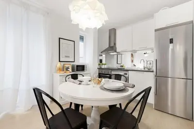 Una cocina o zona de cocina en Stylish Bright 2BD apt. Atocha - Luca de Tena