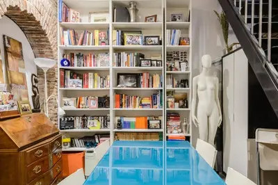 Biblioteca en el apartamento