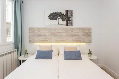 Cama o camas de una habitación en down town SOL. by MONARO