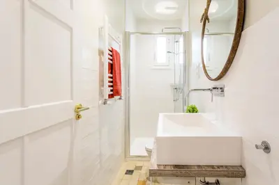 Un baño de down town SOL. by MONARO