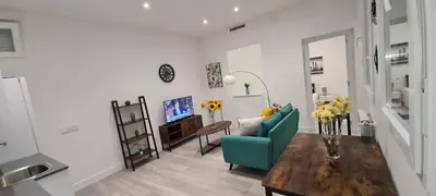 Una televisión o centro de entretenimiento en Seasonal Living Cozy Stay