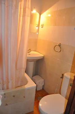 Un baño de Hostal Los Arcos