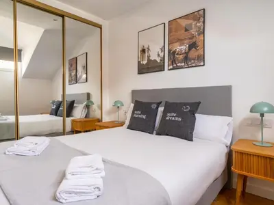 Cama o camas de una habitación en Limehome Madrid San Lorenzo