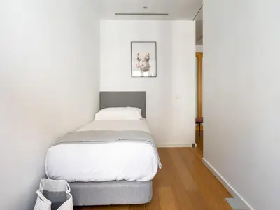 Cama o camas de una habitación en Limehome Madrid San Lorenzo