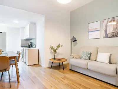 Zona de estar de Limehome Madrid La Bolsa