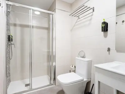 Un baño de Limehome Madrid La Bolsa