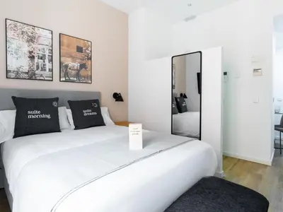 Cama o camas de una habitación en Limehome Madrid La Bolsa