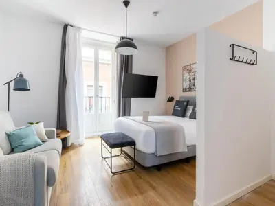 Cama o camas de una habitación en Limehome Madrid La Bolsa