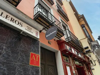 Certificado, premio, señal o documento que está expuesto en Limehome Madrid La Bolsa