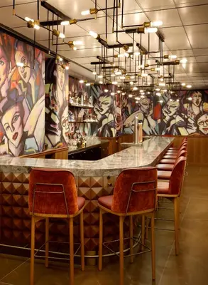 Un restaurante o sitio para comer en Hard Rock Hotel Madrid