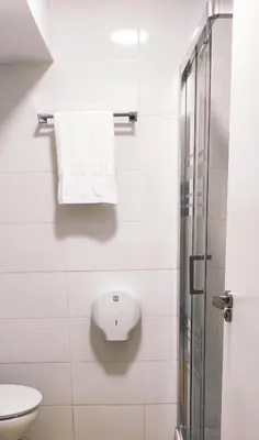Un baño de Motel lavapies