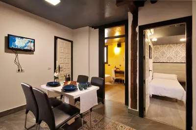 Una televisión o centro de entretenimiento en Apartamentos El Tiempo