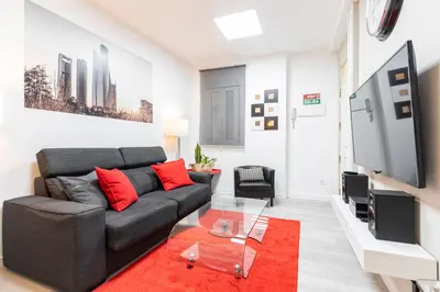 Una televisión o centro de entretenimiento en Madrid Río Apartment