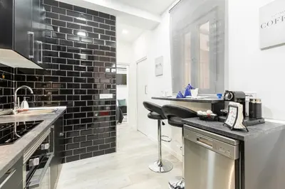 Una cocina o zona de cocina en Madrid Río Apartment