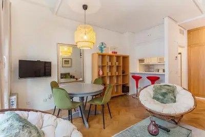 Una televisión o centro de entretenimiento en Apartamento Barquillo Duplex en Madrid