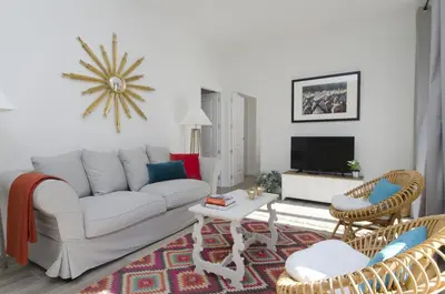 Una televisión o centro de entretenimiento en NoMad Rastro en Madrid
