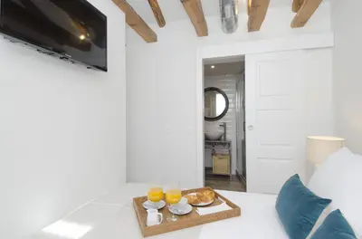 Una televisión o centro de entretenimiento en NoMad Rastro en Madrid
