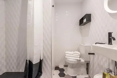Un baño de Apartamento Tirso en Madrid