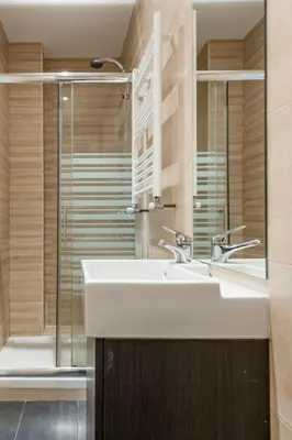 Un baño de Atocha VI - Elegancia Urbana en una Ubicación Privilegiada