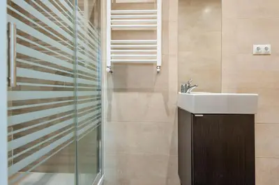 Un baño de Atocha VI - Elegancia Urbana en una Ubicación Privilegiada