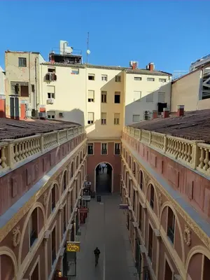Edificio en el que se encuentra el hostal o pensión