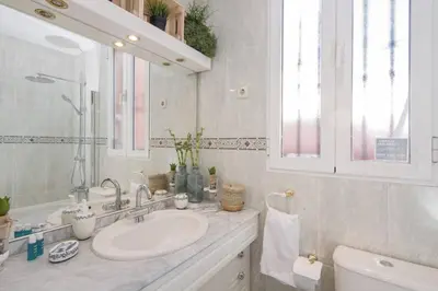 Un baño de CÓMODO Y CÉNTRICO ESTUDIO DE LUJO EN ATOCHA - JARDÍN BOTÁNICO. WIFI