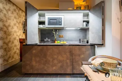 Una cocina o zona de cocina en Apartamento Opium Den by Justine Apartments Apartamento turístico en Madrid Río