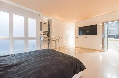 Una televisión o centro de entretenimiento en Barrio de Salamanca Milla de Oro