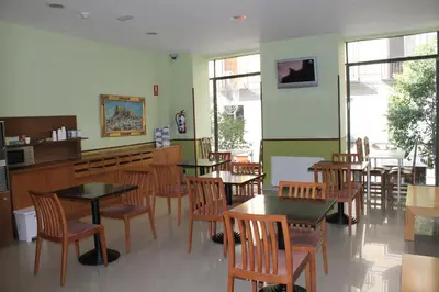 Un restaurante o sitio para comer en Hotel Mirador Puerta del Sol