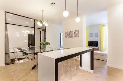 Una televisión o centro de entretenimiento en Zoko Suites en Madrid