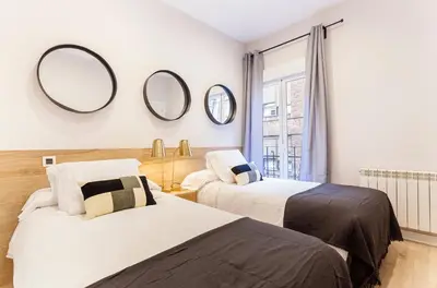 Cama o camas de una habitación en Iriarte en Madrid